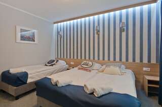 Отели типа «постель и завтрак» B&B Molo Сопот Трехместный номер с собственной ванной комнатой-4